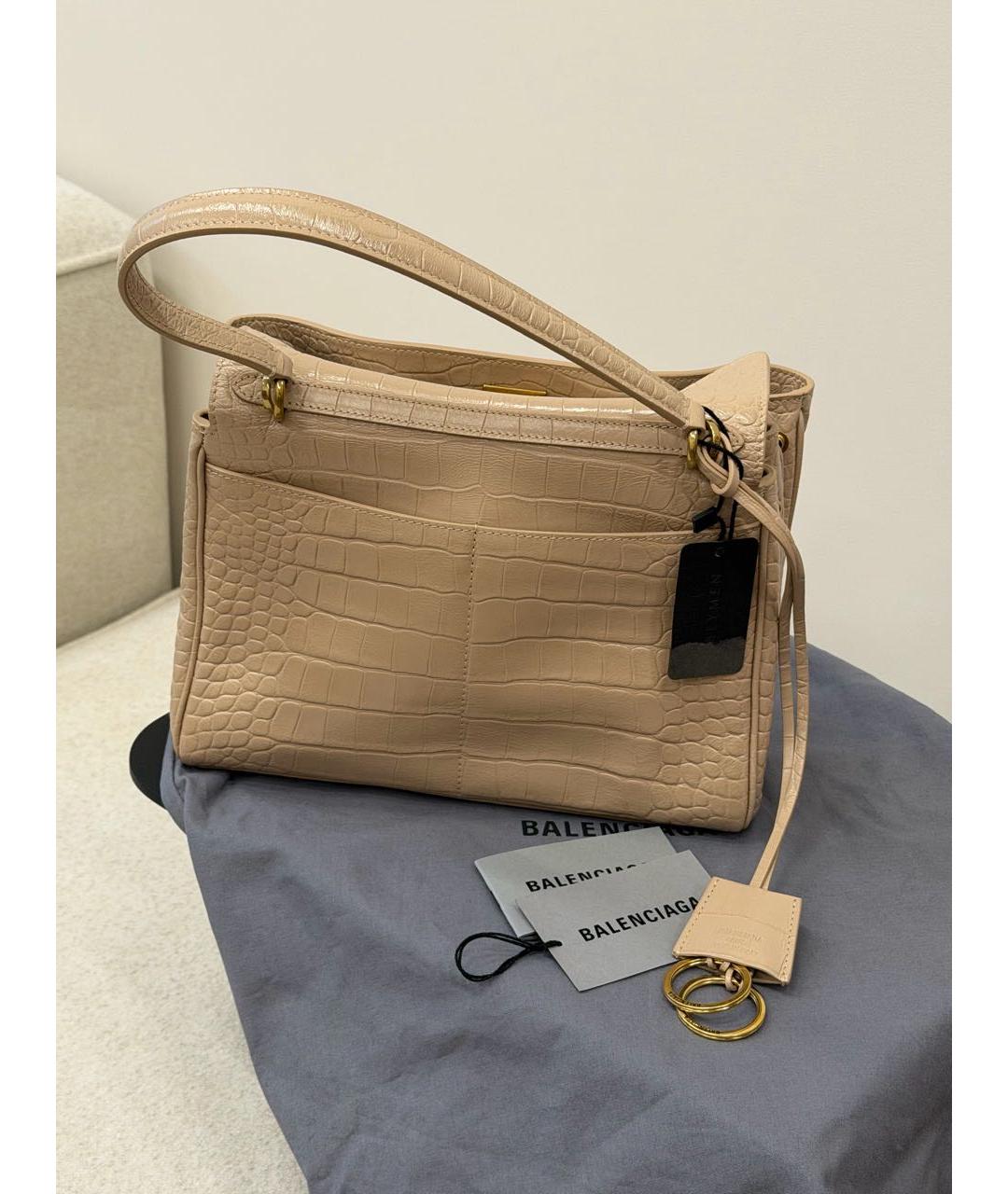 BALENCIAGA Бежевая сумка с короткими ручками из лакированной кожи, фото 7