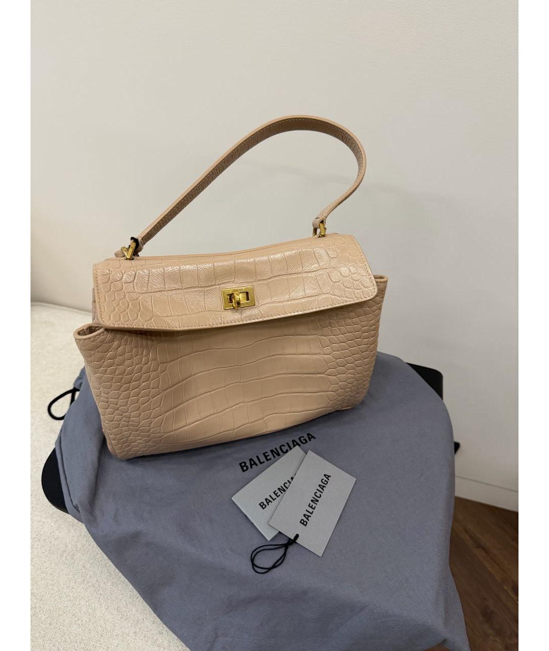 BALENCIAGA Бежевая сумка с короткими ручками из лакированной кожи, фото 5