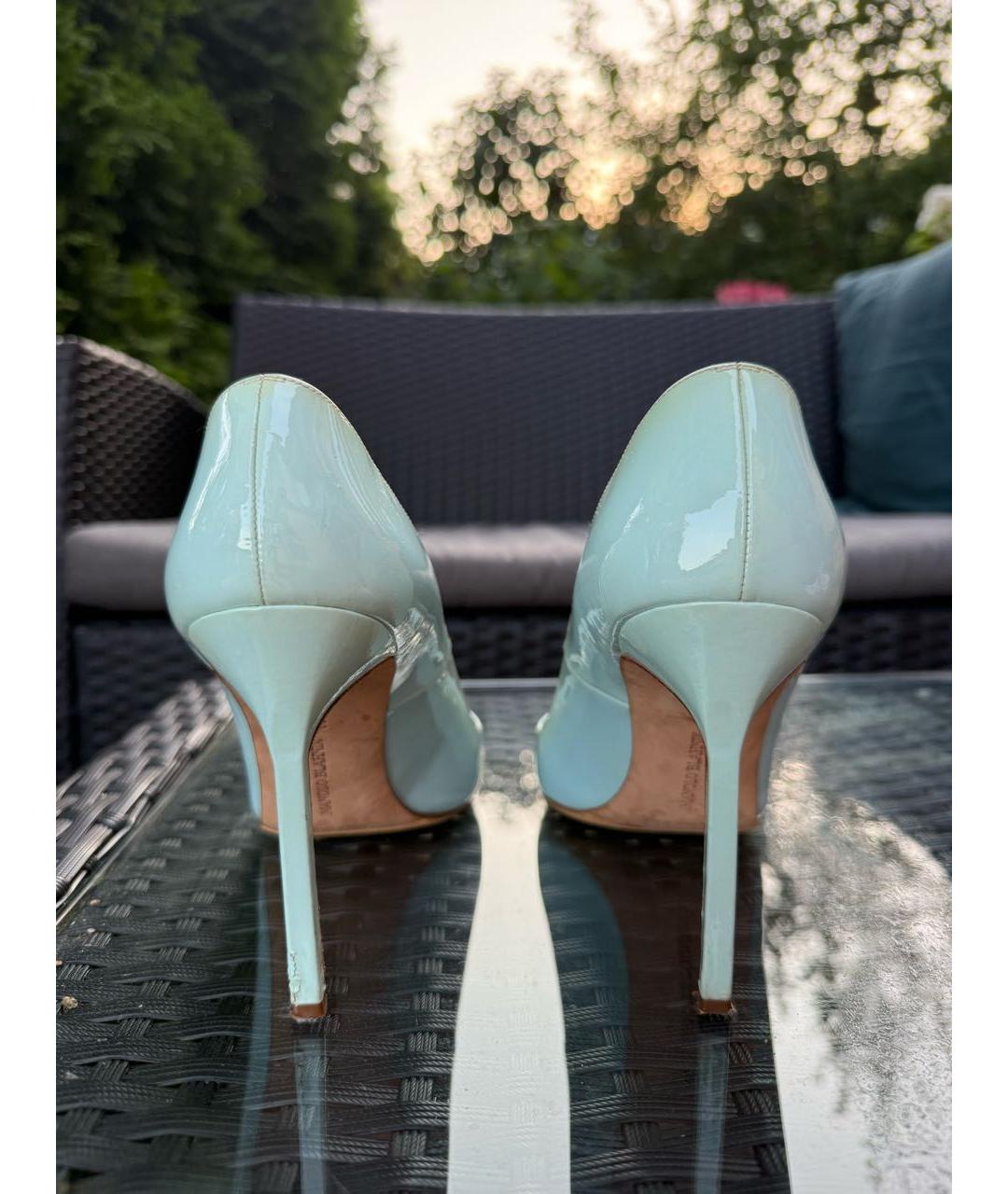 MANOLO BLAHNIK Голубые туфли из лакированной кожи, фото 4