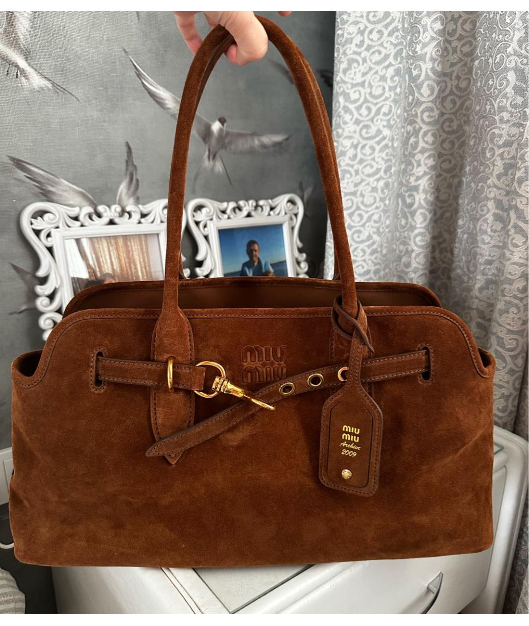 MIU MIU Коричневая замшевая сумка с короткими ручками, фото 4
