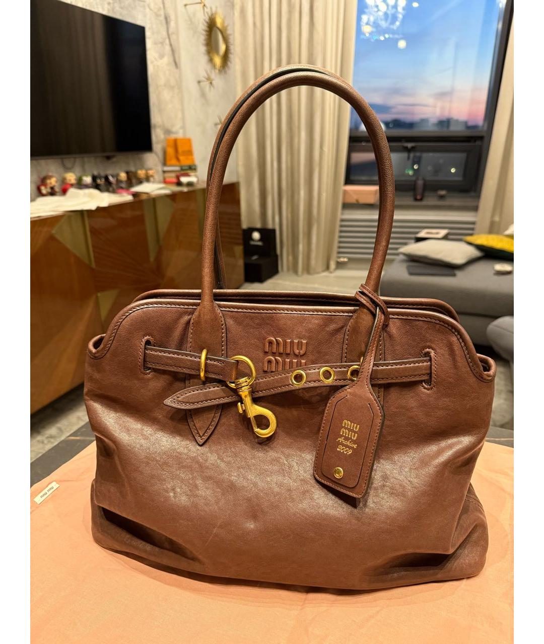 MIU MIU Коричневая кожаная сумка с короткими ручками, фото 2