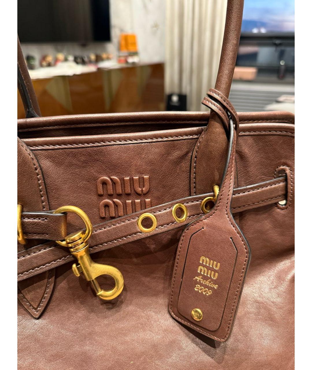 MIU MIU Коричневая кожаная сумка с короткими ручками, фото 6