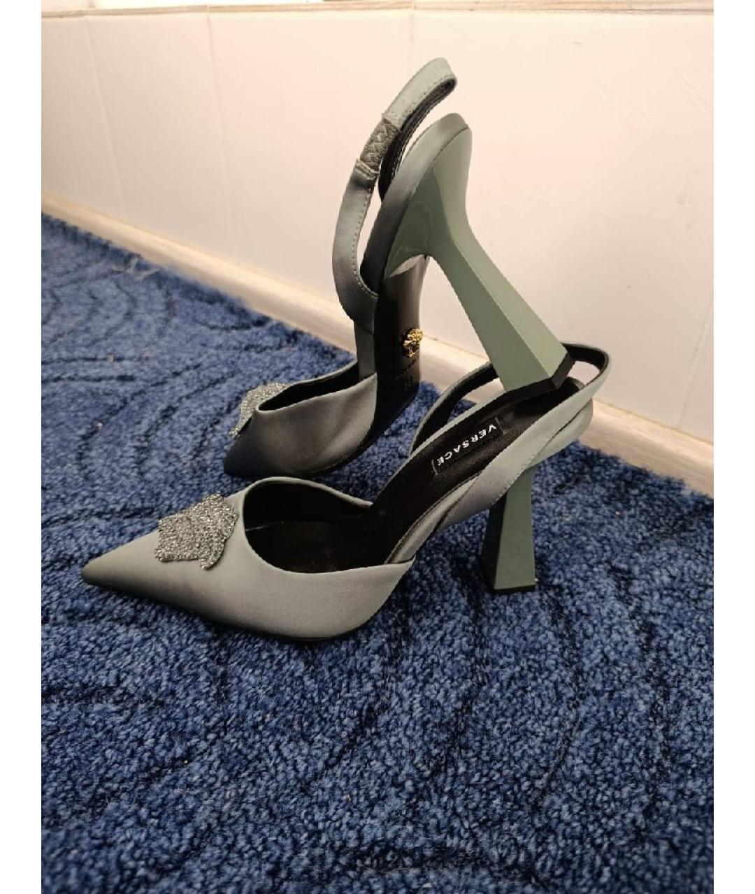 VERSACE Антрацитовые текстильные лодочки на низком каблуке, фото 3
