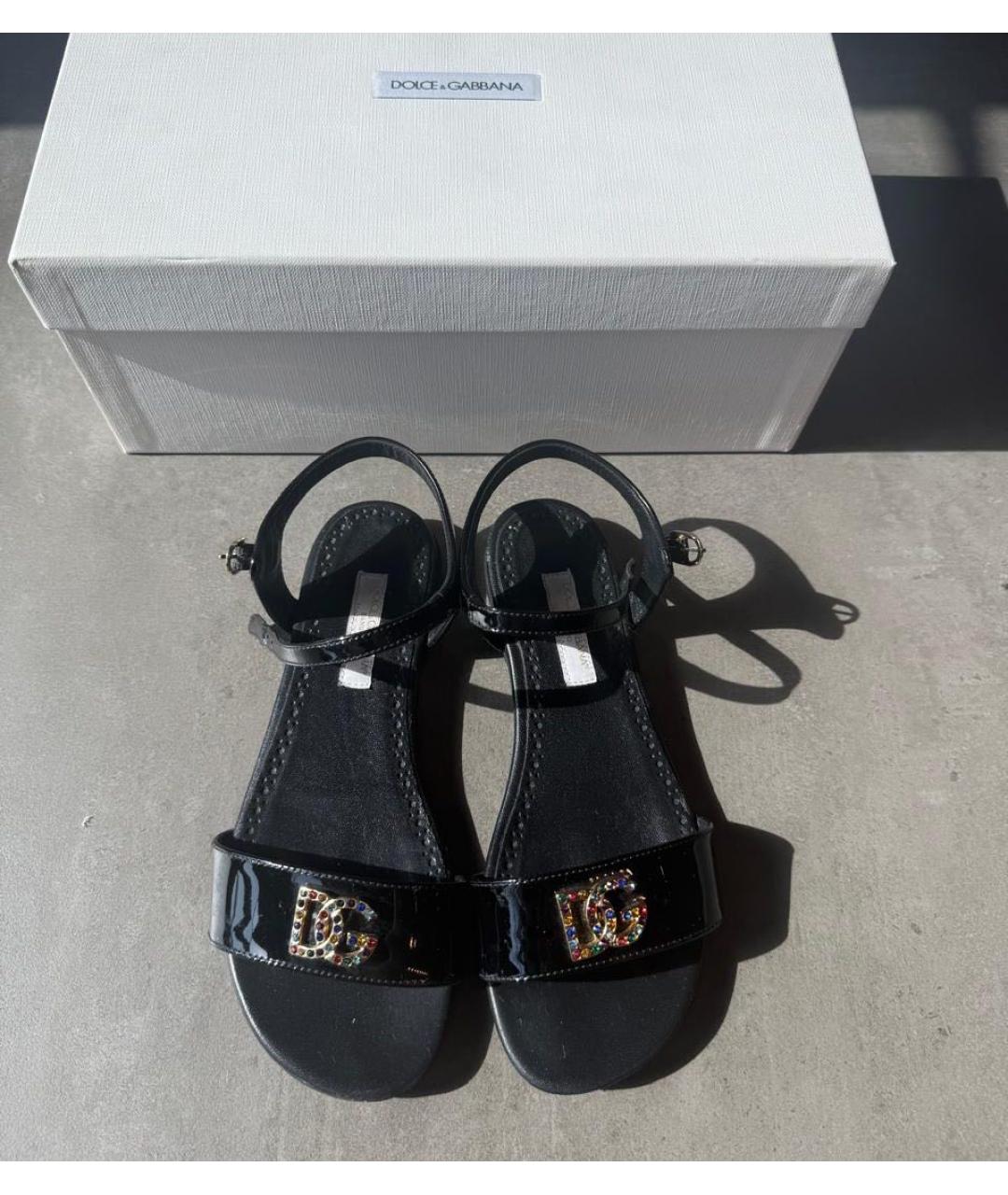 DOLCE & GABBANA KIDS Черные сандалии и шлепанцы из лакированной кожи, фото 2