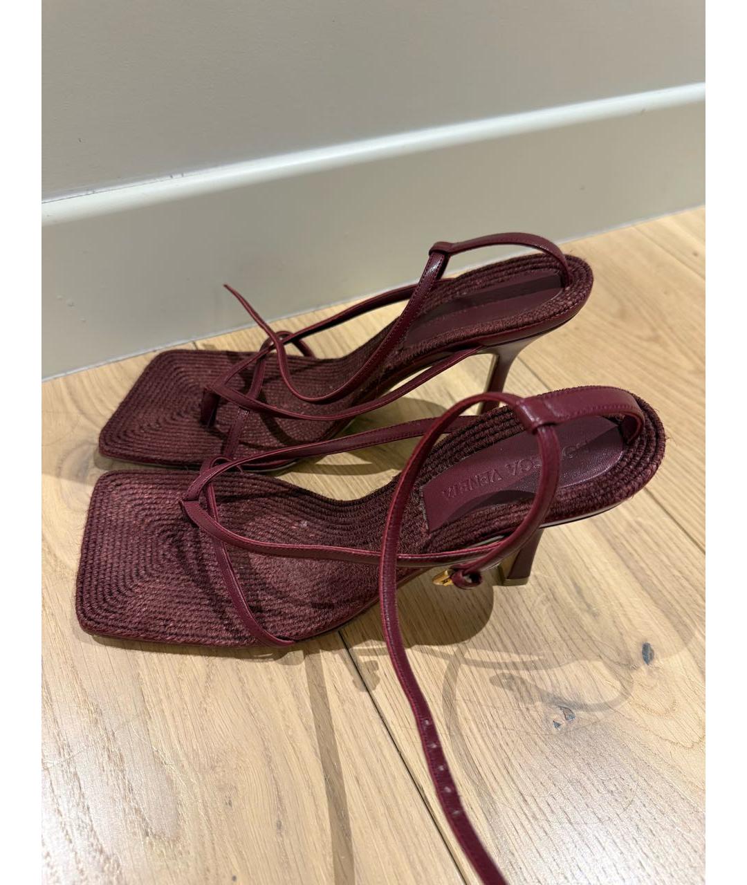 BOTTEGA VENETA Бордовые кожаные босоножки, фото 4