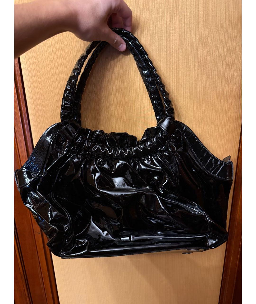CHRISTIAN LOUBOUTIN Черная сумка с короткими ручками из лакированной кожи, фото 2