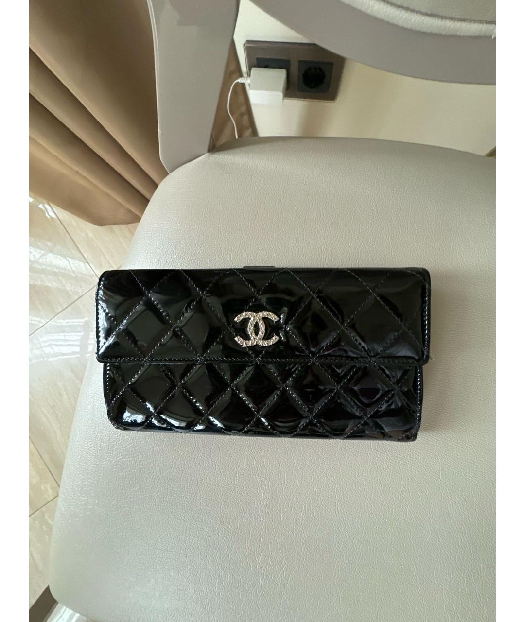 CHANEL Черный кошелек из лакированной кожи, фото 9