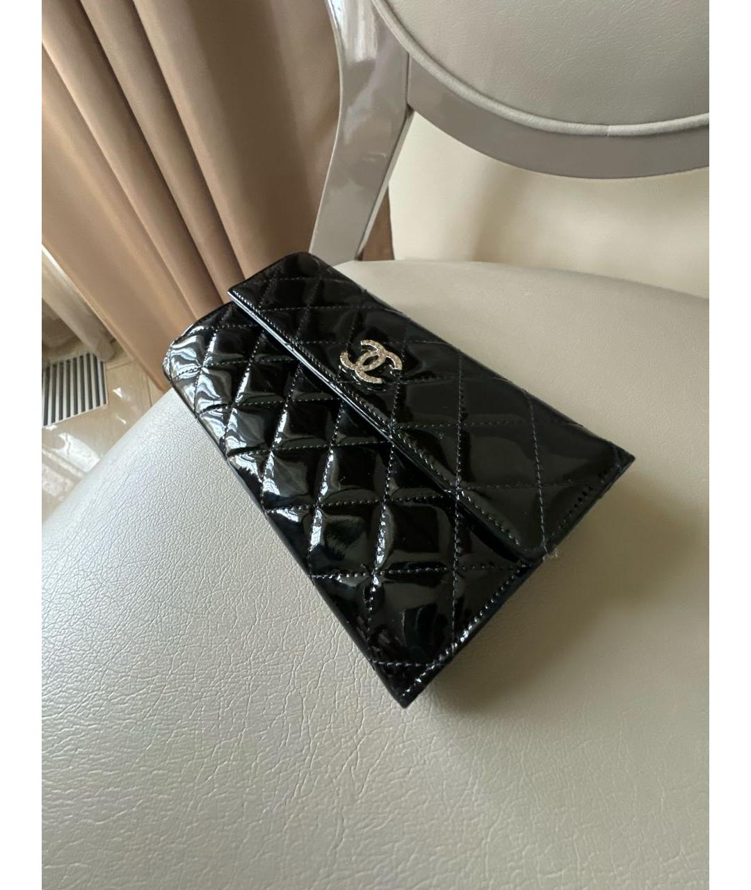 CHANEL Черный кошелек из лакированной кожи, фото 2