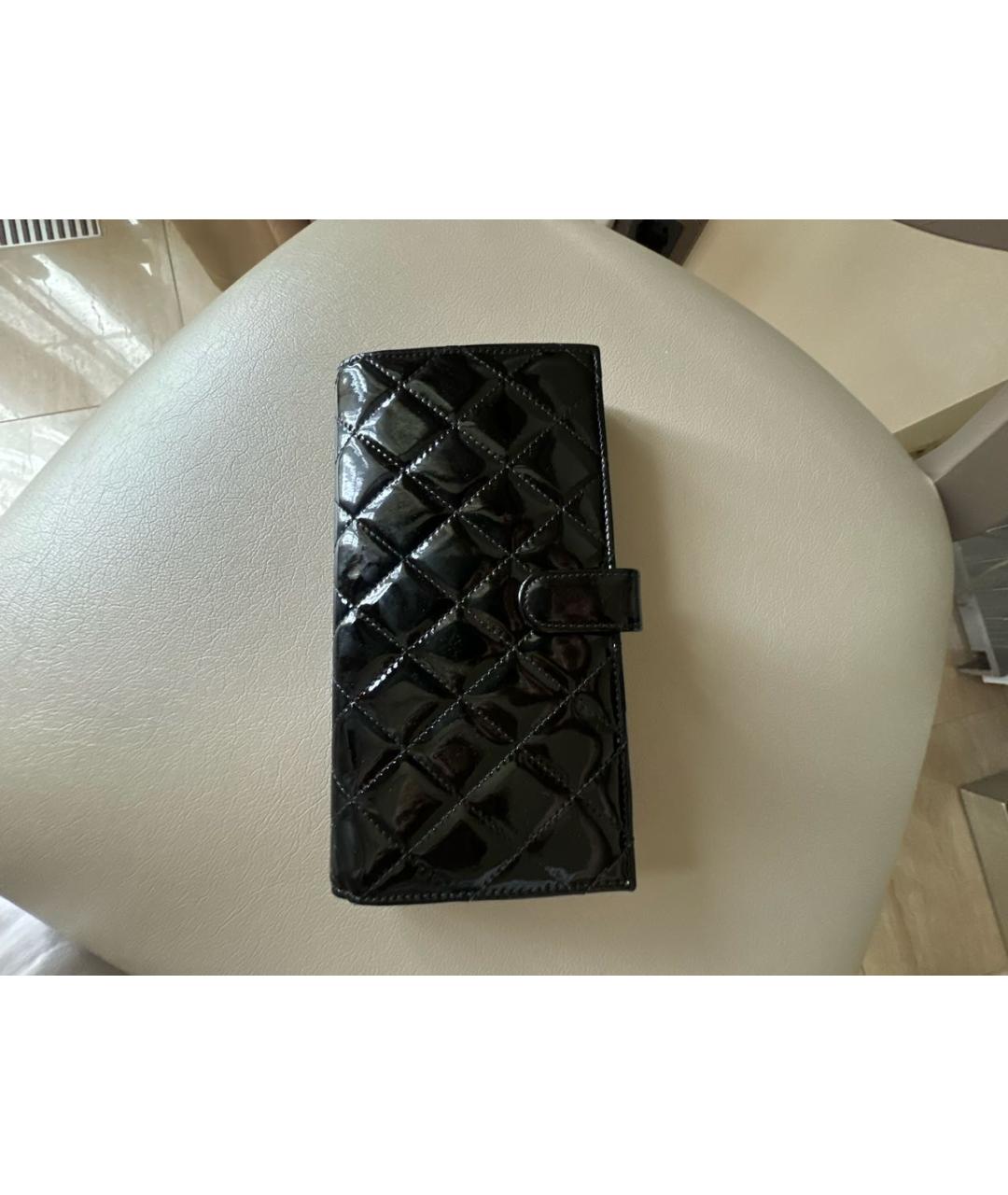 CHANEL Черный кошелек из лакированной кожи, фото 3