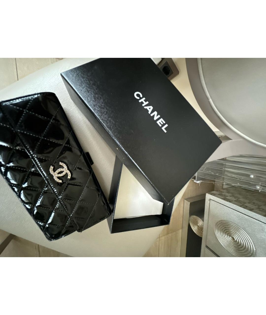 CHANEL Черный кошелек из лакированной кожи, фото 8