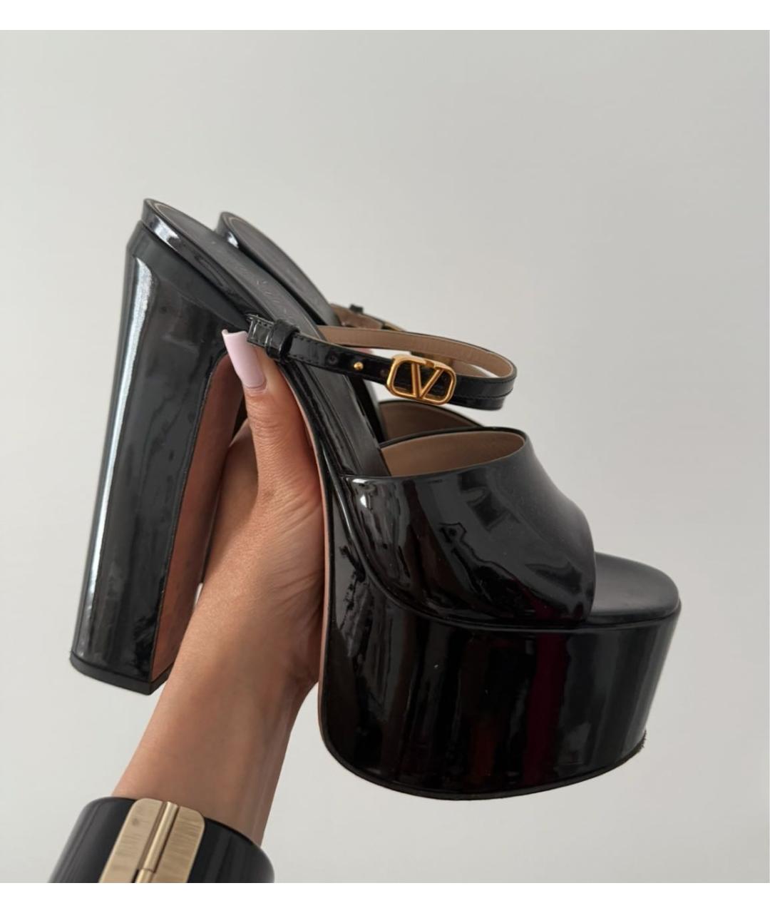 VALENTINO Черные босоножки из лакированной кожи, фото 5