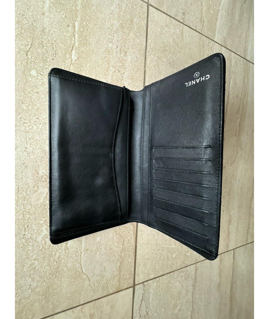 CHANEL Черный кошелек из лакированной кожи, фото 4