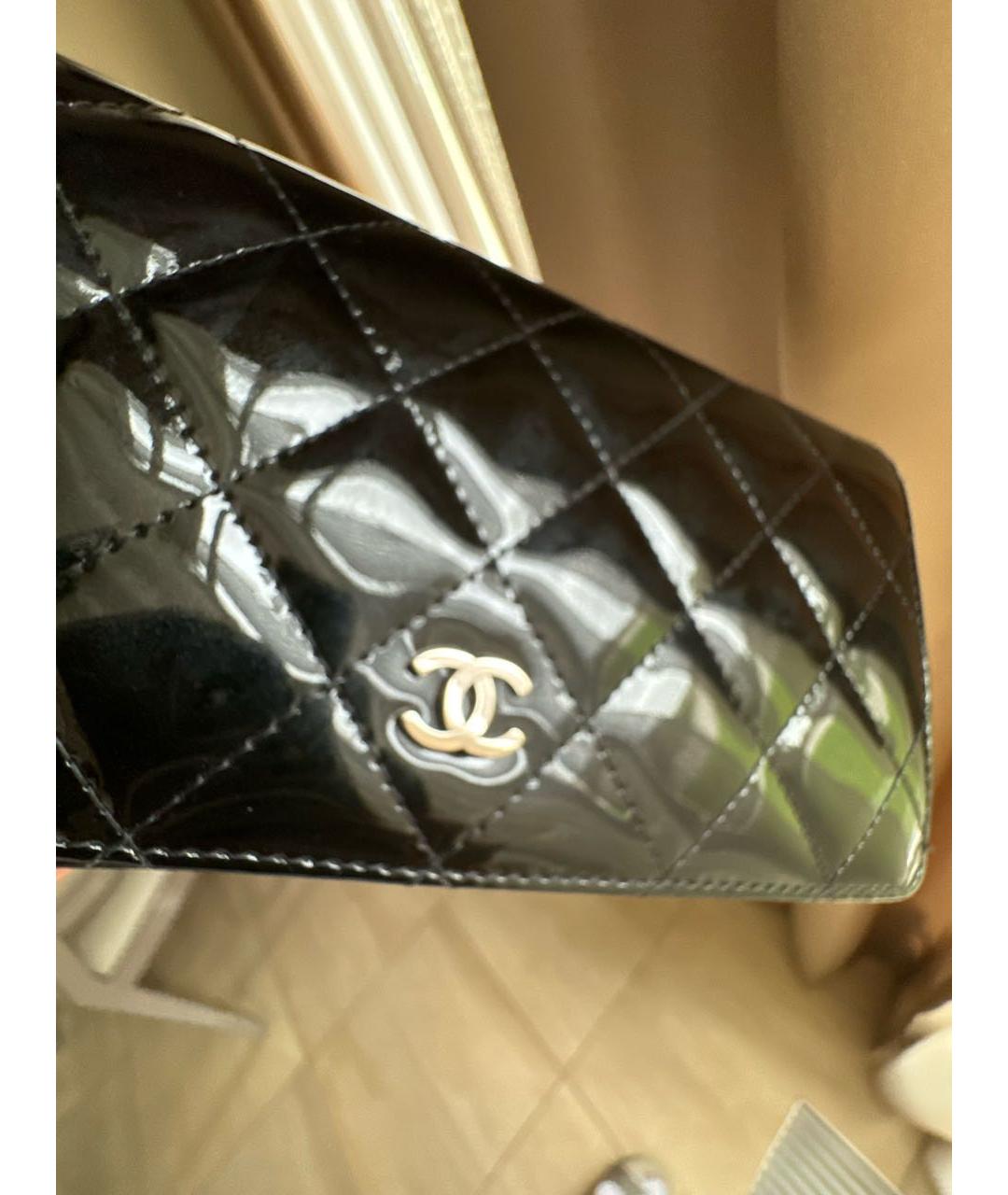 CHANEL Черный кошелек из лакированной кожи, фото 7