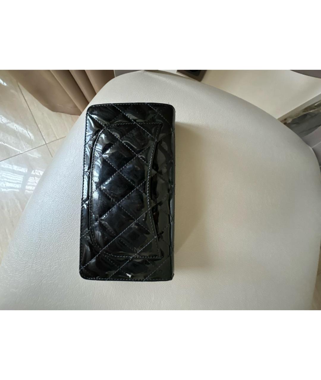 CHANEL Черный кошелек из лакированной кожи, фото 3