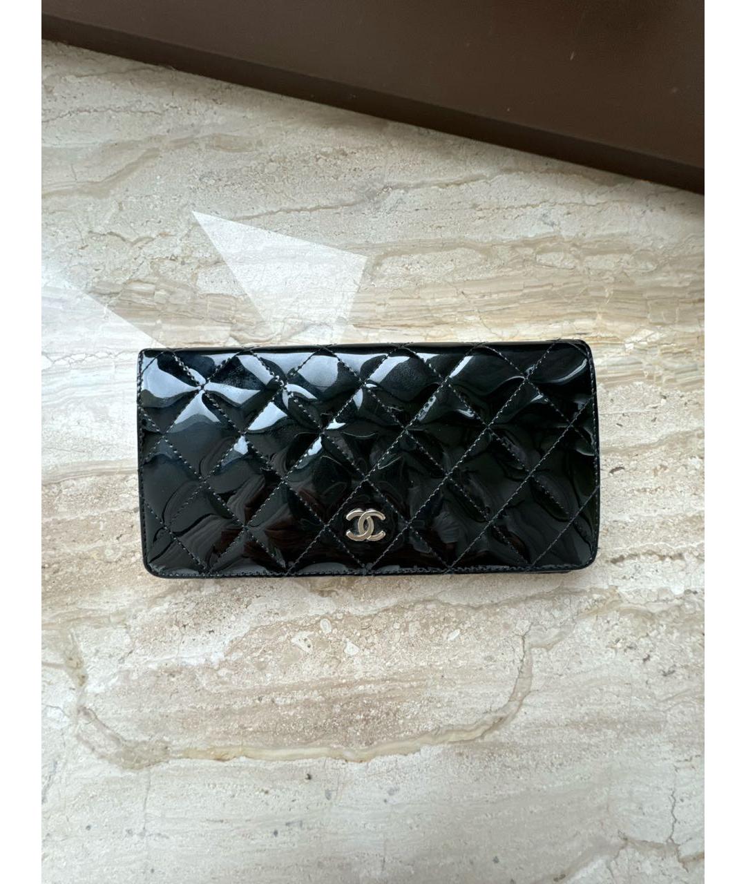 CHANEL Черный кошелек из лакированной кожи, фото 8
