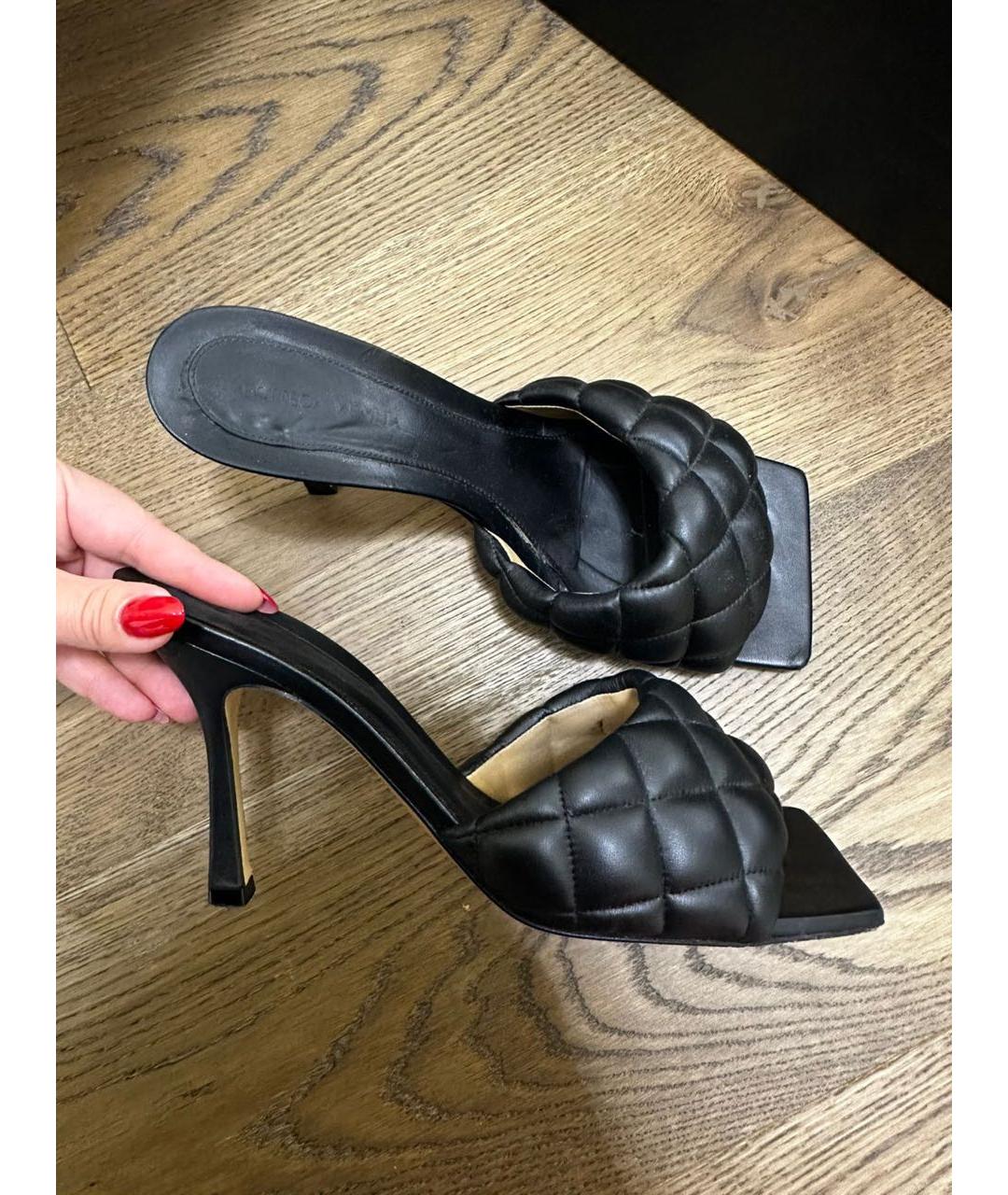 BOTTEGA VENETA Черные кожаные мюли, фото 2