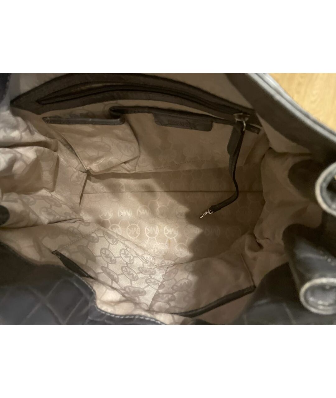 MICHAEL KORS Серая сумка тоут из лакированной кожи, фото 4