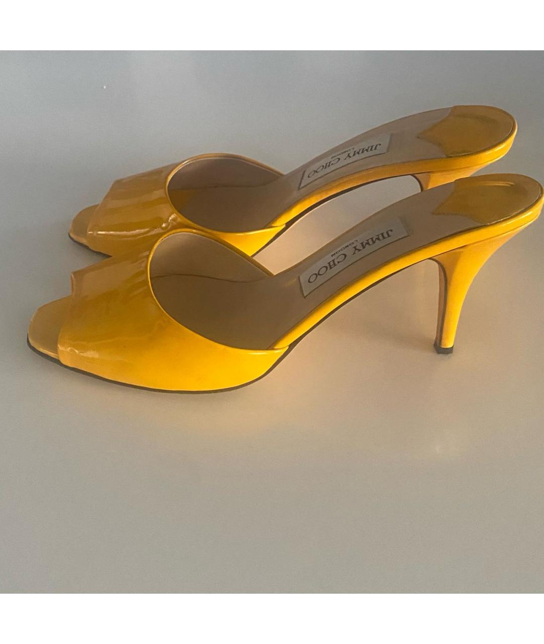 JIMMY CHOO Желтые мюли из лакированной кожи, фото 2