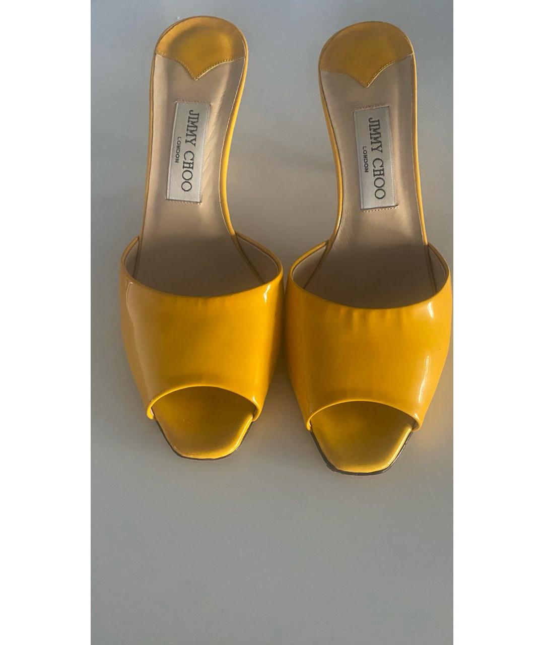 JIMMY CHOO Желтые мюли из лакированной кожи, фото 3