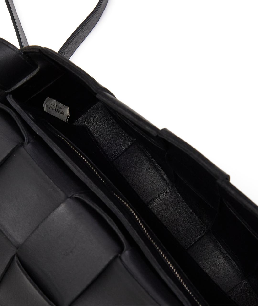 BOTTEGA VENETA Черная кожаная сумка на плечо, фото 6
