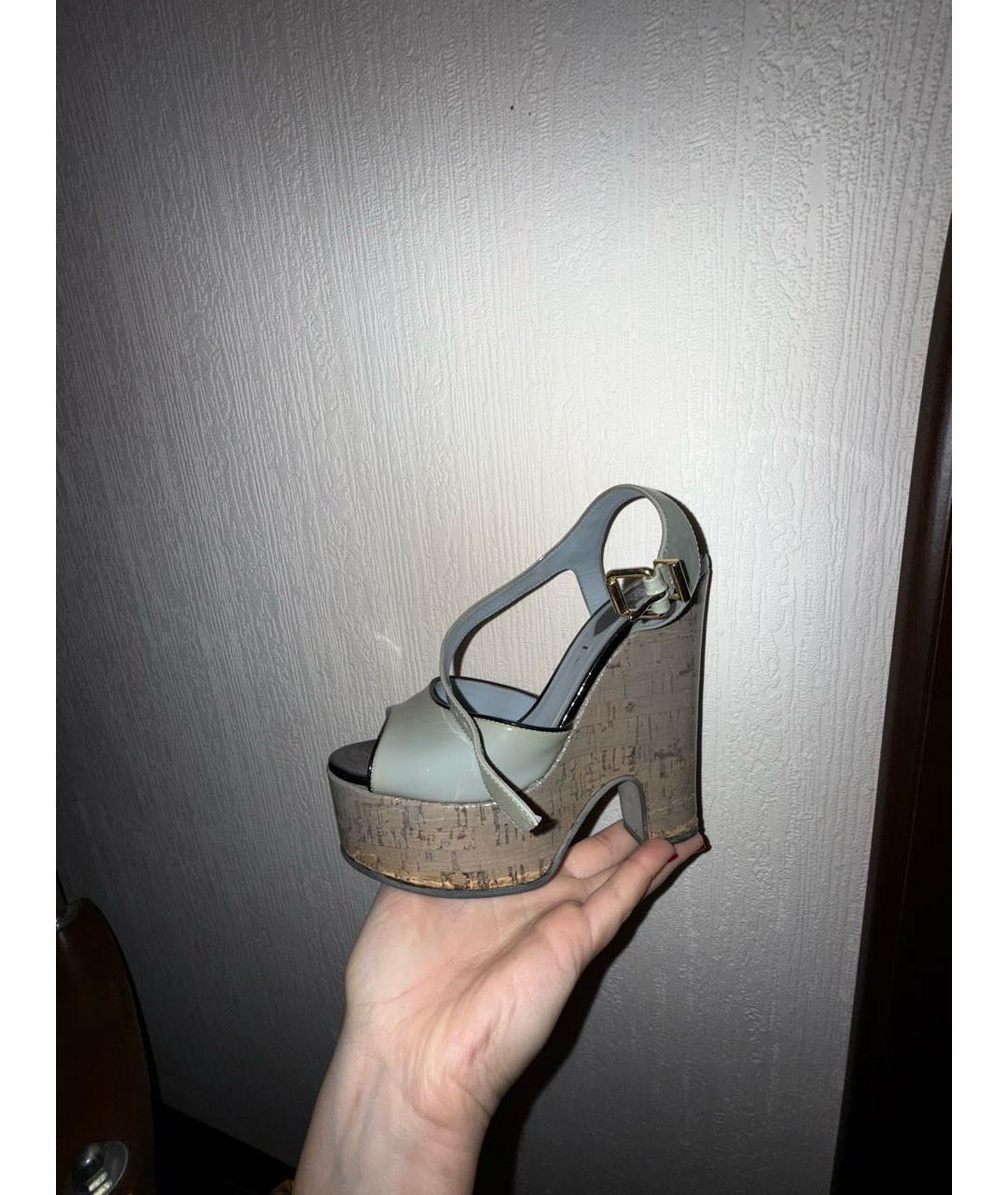 FENDI Серые босоножки из лакированной кожи, фото 7