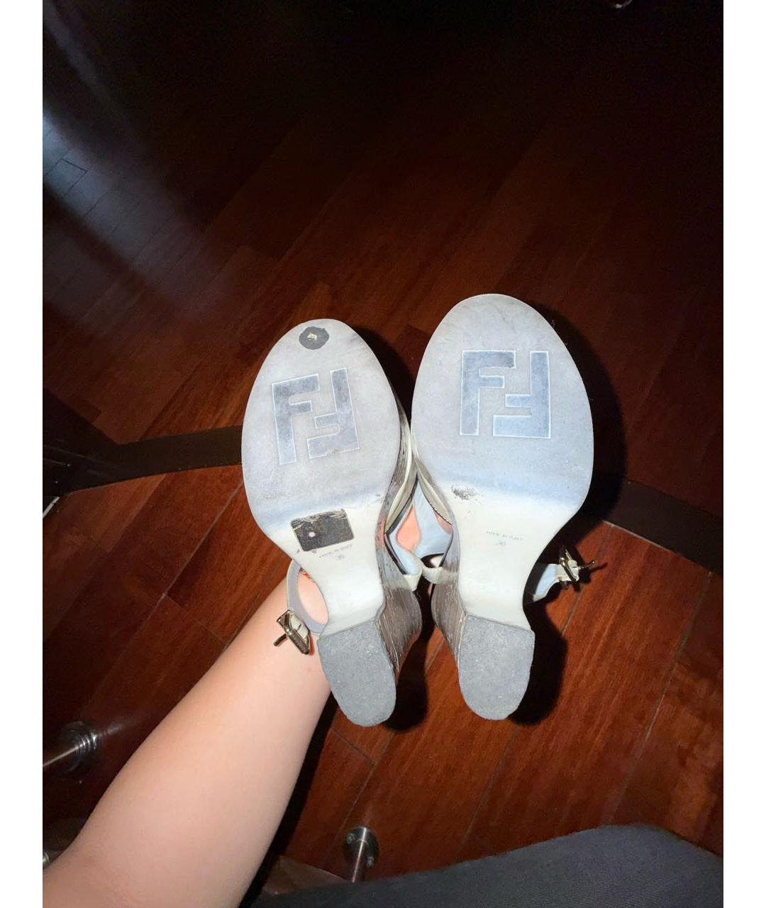 FENDI Серые босоножки из лакированной кожи, фото 5