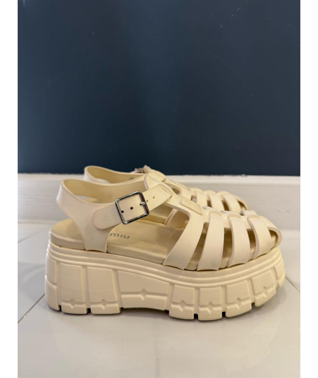 MIU MIU Белые резиновые босоножки, фото 2