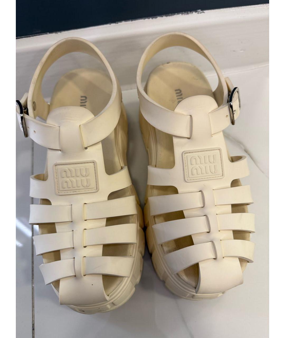 MIU MIU Белые резиновые босоножки, фото 3