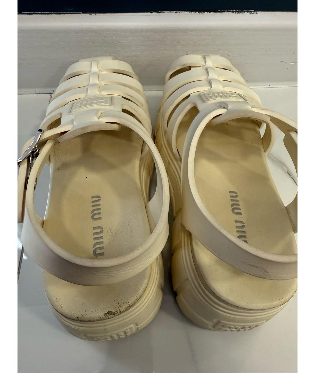 MIU MIU Белые резиновые босоножки, фото 4