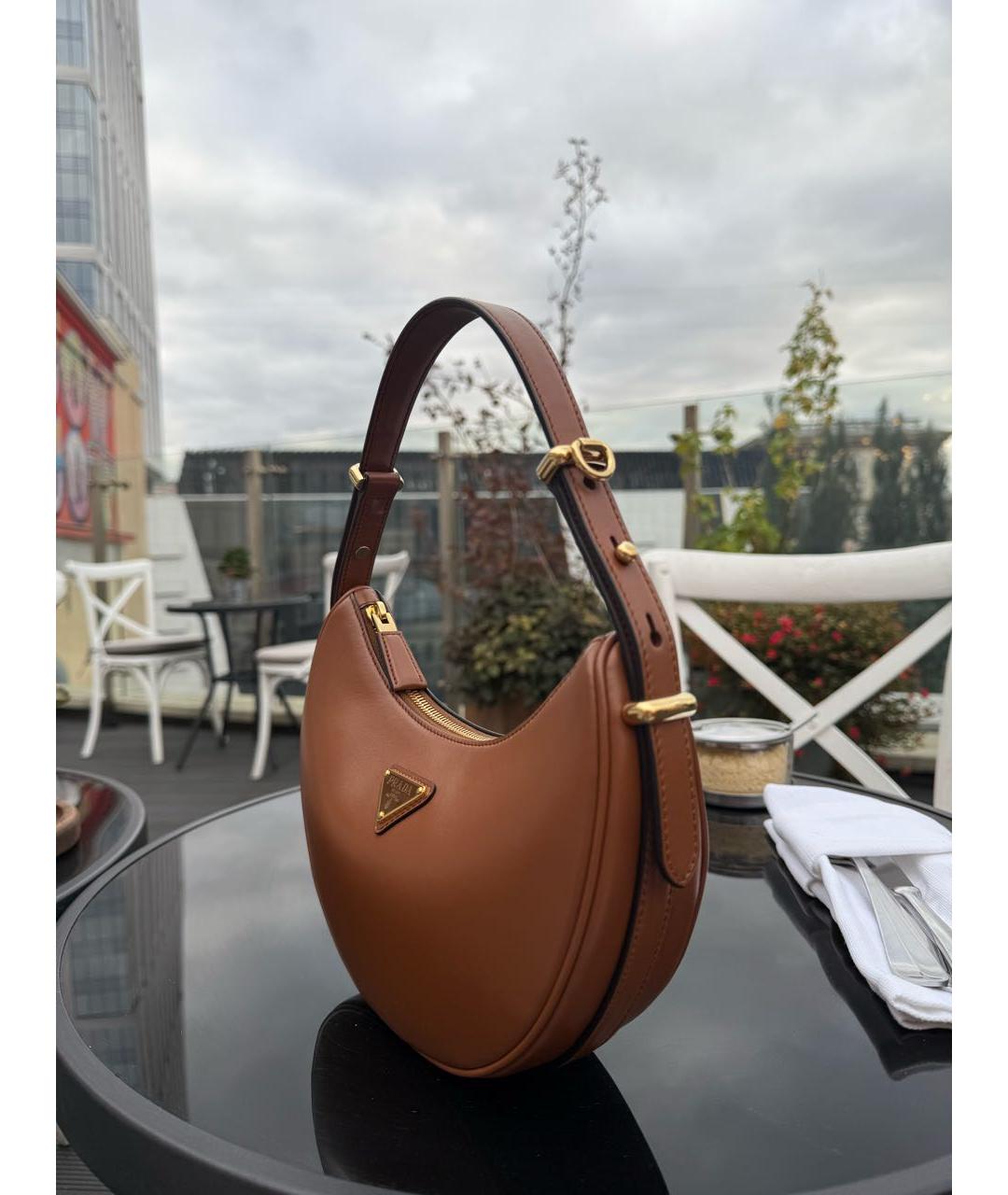 PRADA Коричневая кожаная сумка с короткими ручками, фото 4