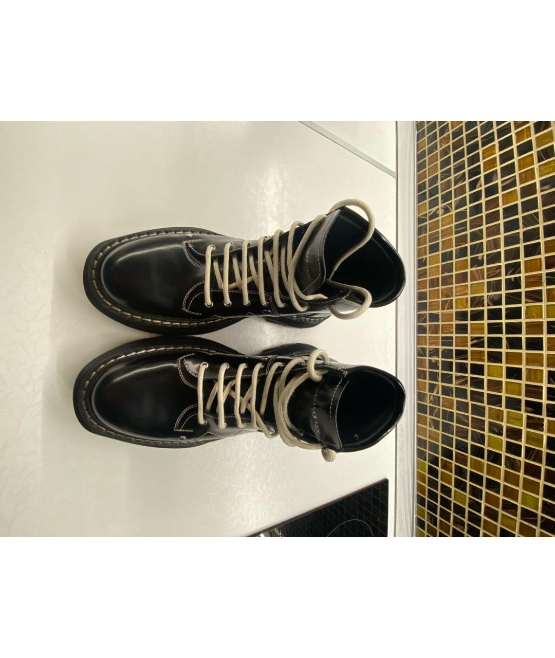 ALEXANDER MCQUEEN Черные низкие ботинки из лакированной кожи, фото 2