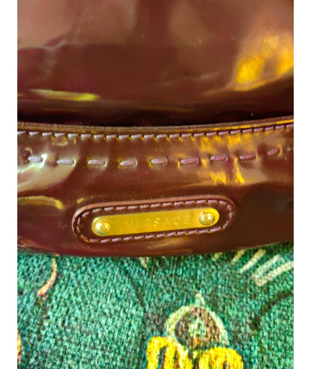 VERSACE Бордовая сумка с короткими ручками из лакированной кожи, фото 7