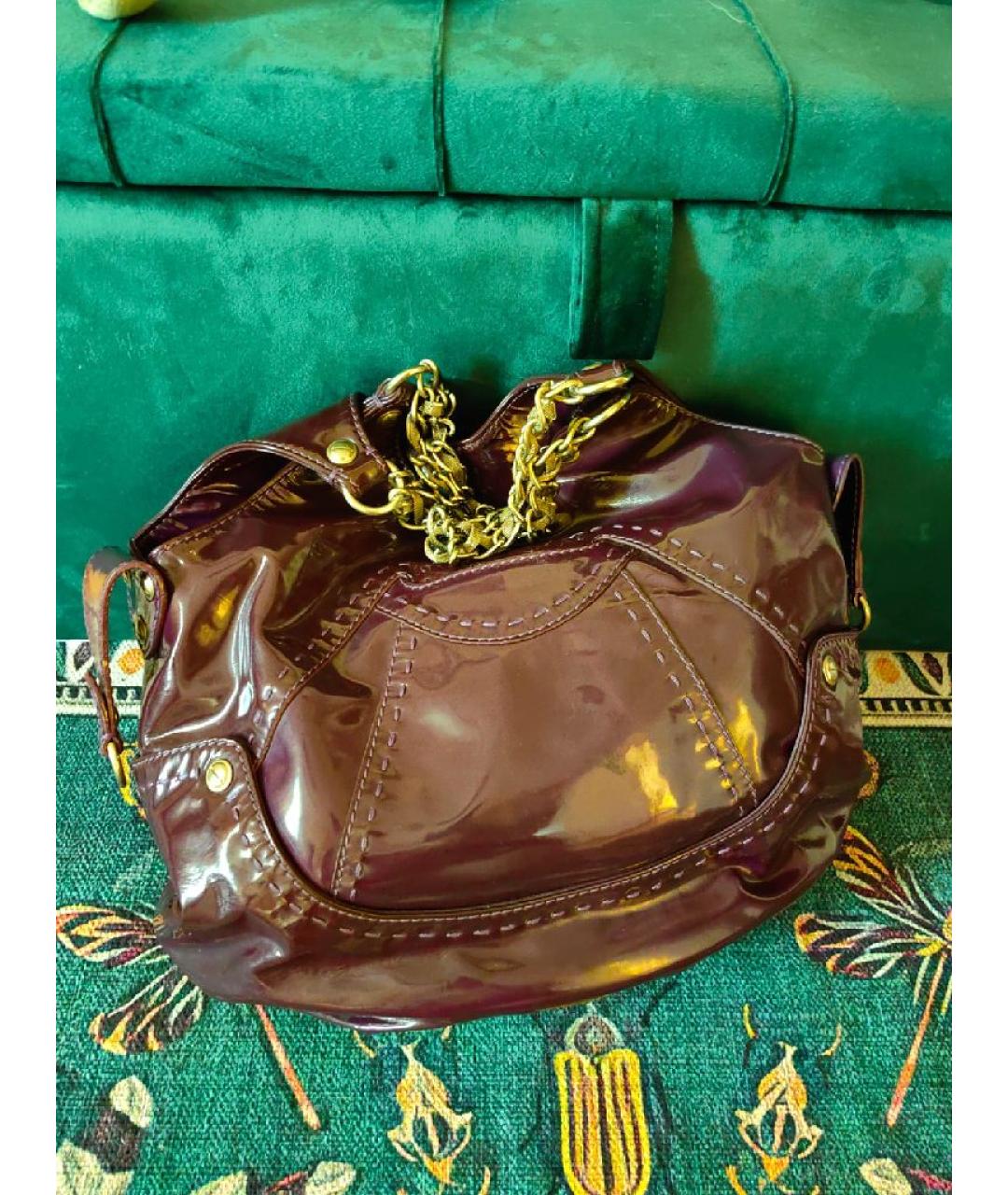 VERSACE Бордовая сумка с короткими ручками из лакированной кожи, фото 4