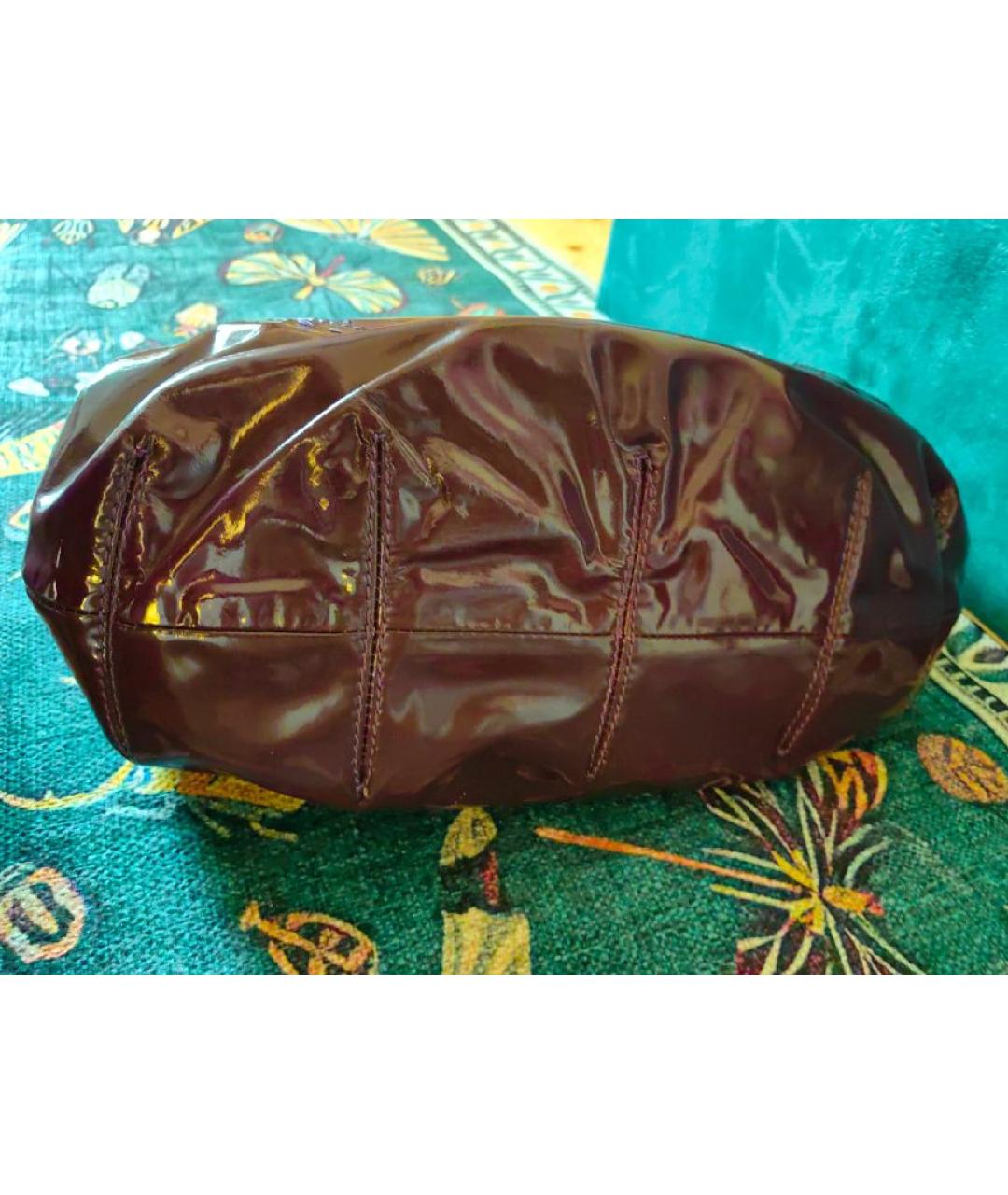 VERSACE Бордовая сумка с короткими ручками из лакированной кожи, фото 8