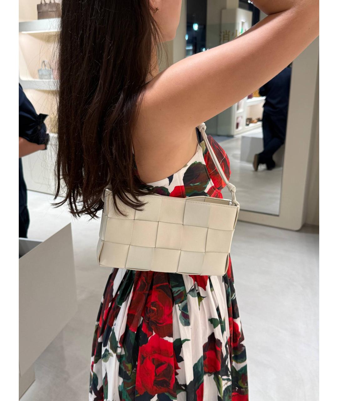 BOTTEGA VENETA Белая кожаная сумка с короткими ручками, фото 3