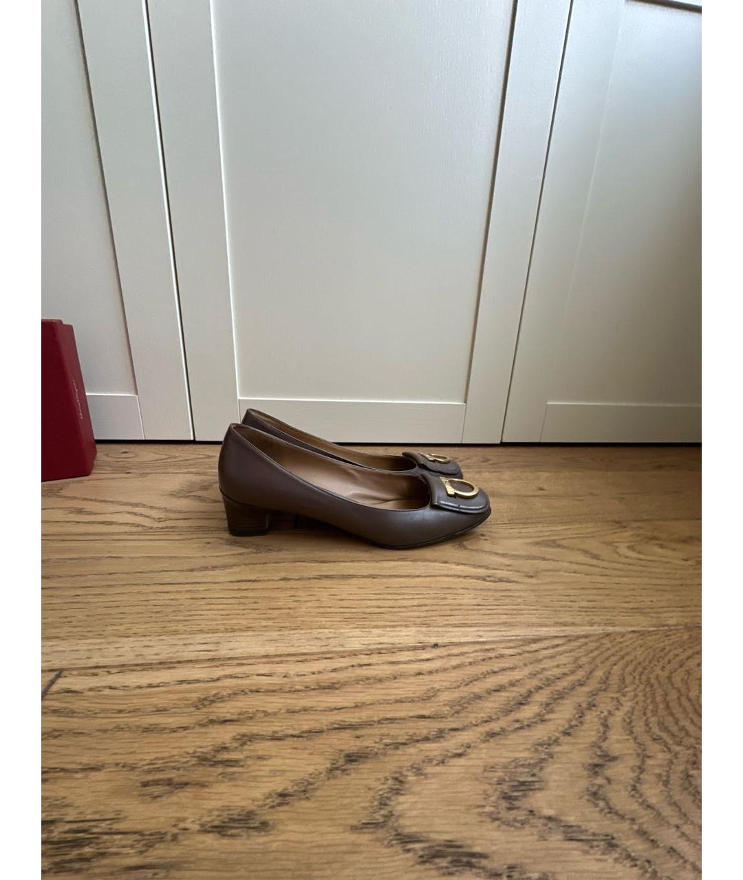 FERRAGAMO Коричневые кожаные лодочки на низком каблуке, фото 5