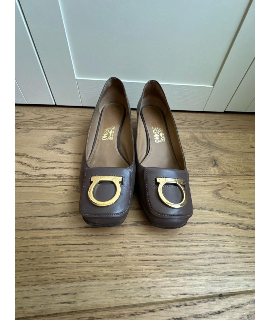 FERRAGAMO Коричневые кожаные лодочки на низком каблуке, фото 2