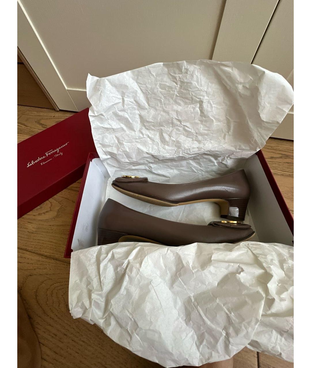 FERRAGAMO Коричневые кожаные лодочки на низком каблуке, фото 6