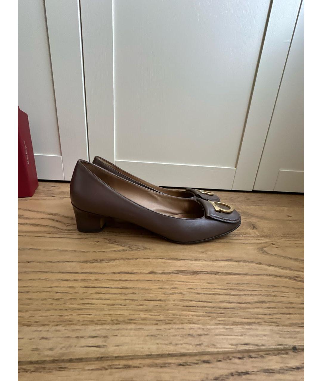 FERRAGAMO Коричневые кожаные лодочки на низком каблуке, фото 7