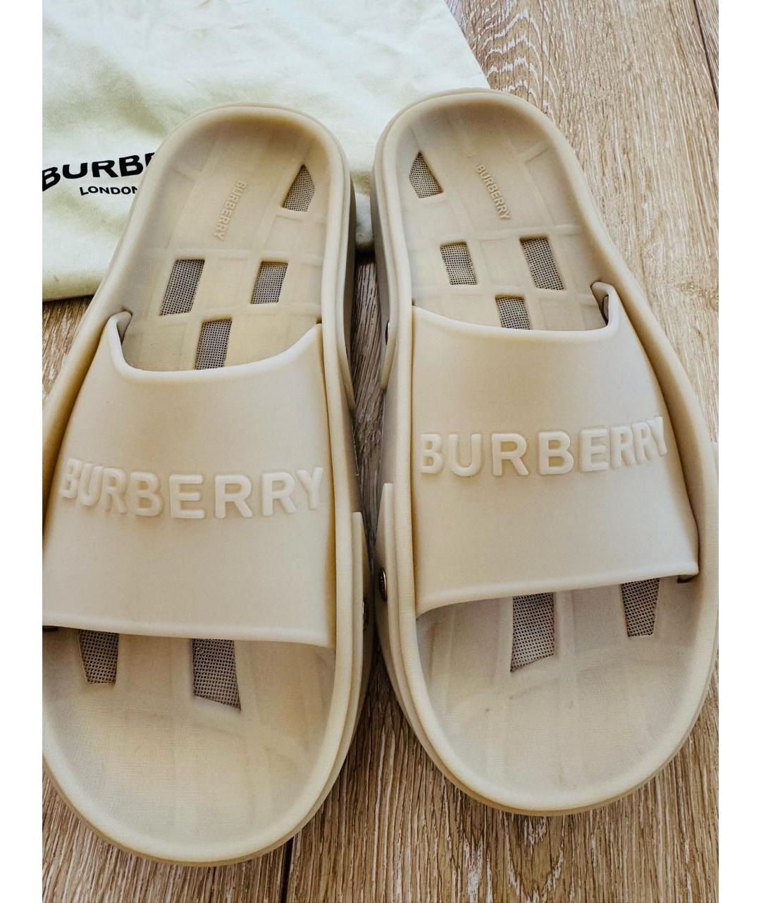 BURBERRY Бежевые резиновые шлепанцы, фото 2