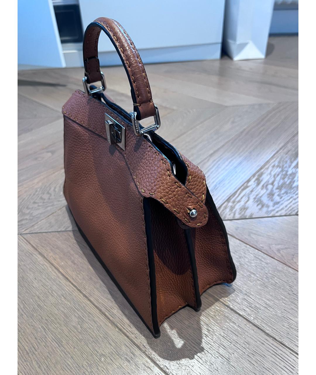 FENDI Коричневая кожаная сумка с короткими ручками, фото 3