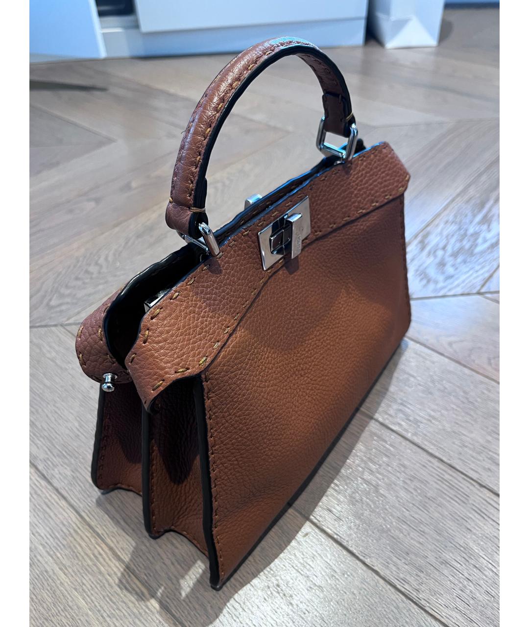 FENDI Коричневая кожаная сумка с короткими ручками, фото 2