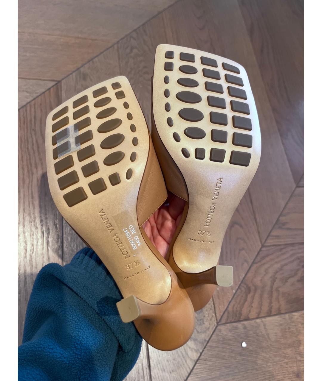 BOTTEGA VENETA Горчичные кожаные мюли, фото 4