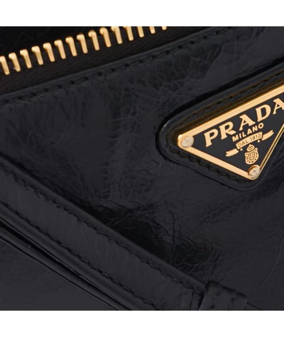 PRADA Черная сумка с короткими ручками из лакированной кожи, фото 4