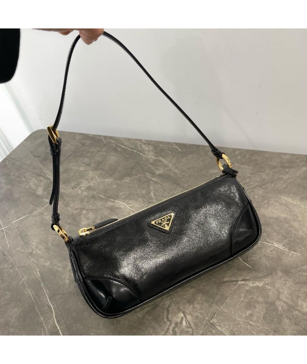 PRADA Черная сумка с короткими ручками из лакированной кожи, фото 2