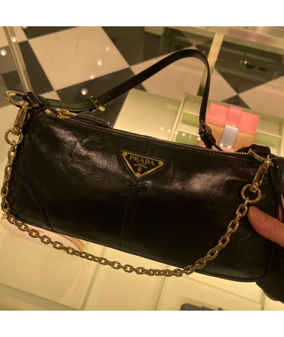 PRADA Черная сумка с короткими ручками из лакированной кожи, фото 3