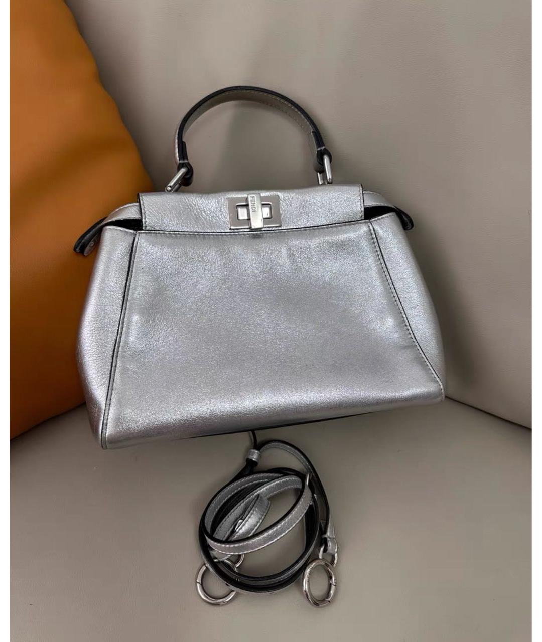 FENDI Серебряная кожаная сумка с короткими ручками, фото 2
