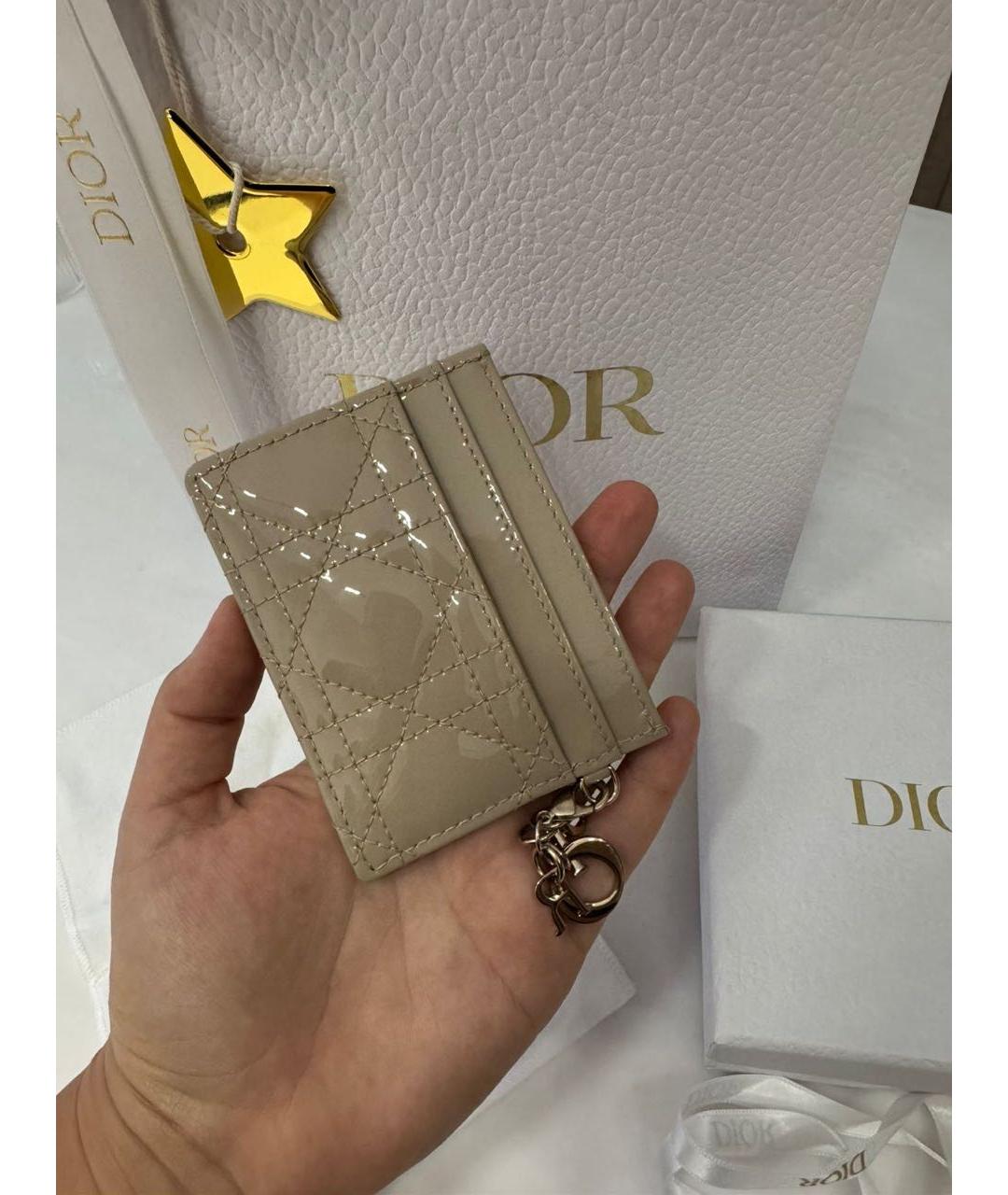 CHRISTIAN DIOR Бежевый кардхолдер из лакированной кожи, фото 3