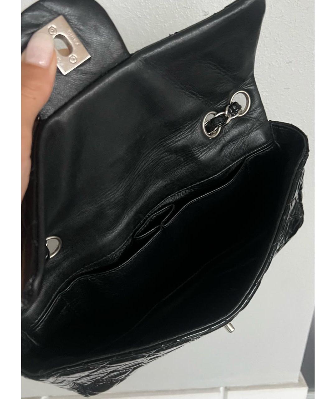 CHANEL Черная сумка через плечо из лакированной кожи, фото 4