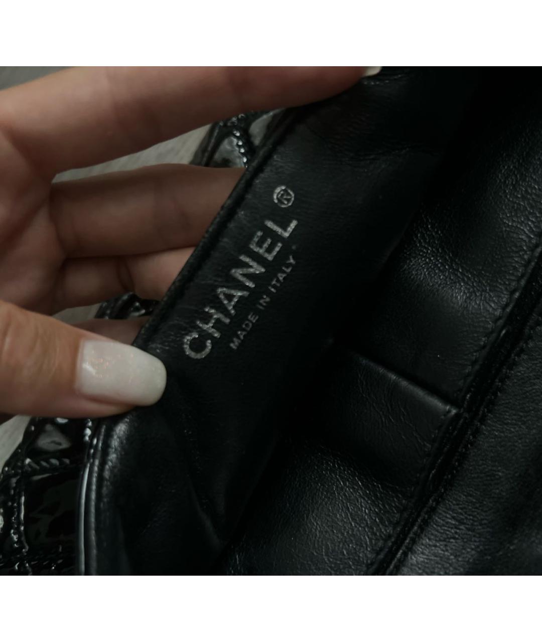 CHANEL Черная сумка через плечо из лакированной кожи, фото 5